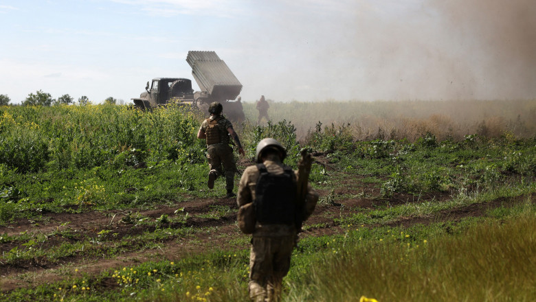 Militari ucraineni lansează Katiușie pe frontul de la Bahmut