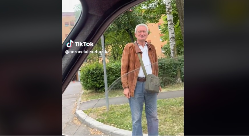 Un bărbat a izbucnit în lacrimi în momentul în care s-a despărțit de Dacia pe care o avea de 34 de ani. "Avea grijă de ea ca de icoană"