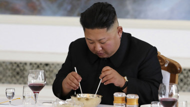 Kim Jong Un mănâncă o porție de mâncare cu bețigașe chinezești