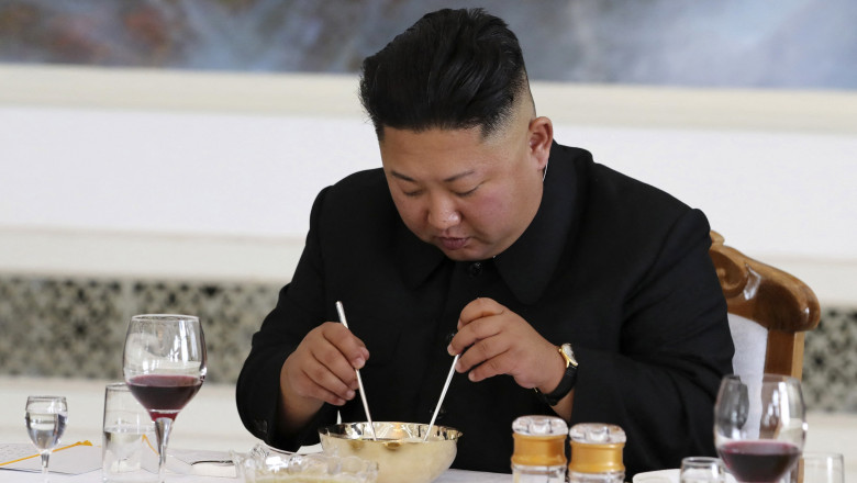 Kim Jong Un mănâncă o porție de mâncare cu bețigașe chinezești