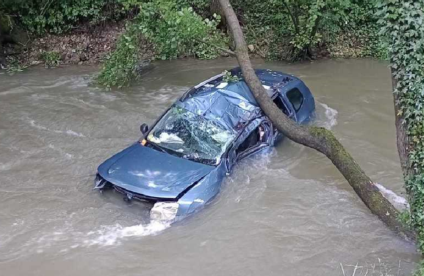 Un bărbat a murit, iar o femeie a fost rănită, după ce maşina în care se aflau a ajuns în râul Cerna