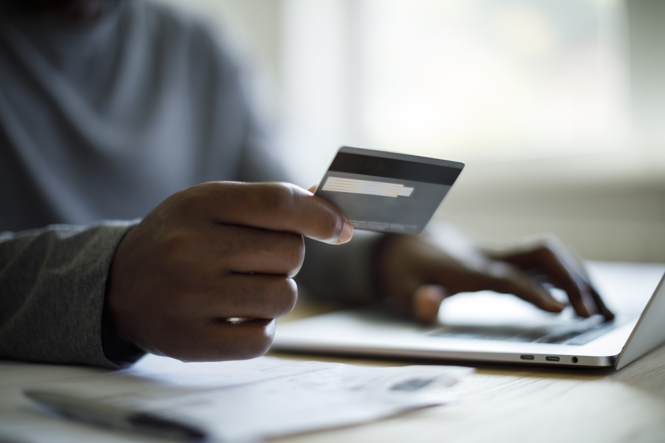 Shoppingul online devine un lux. Scumpirile îi determină pe români să cumpere doar strictul necesar. Primele produse tăiate de pe listă