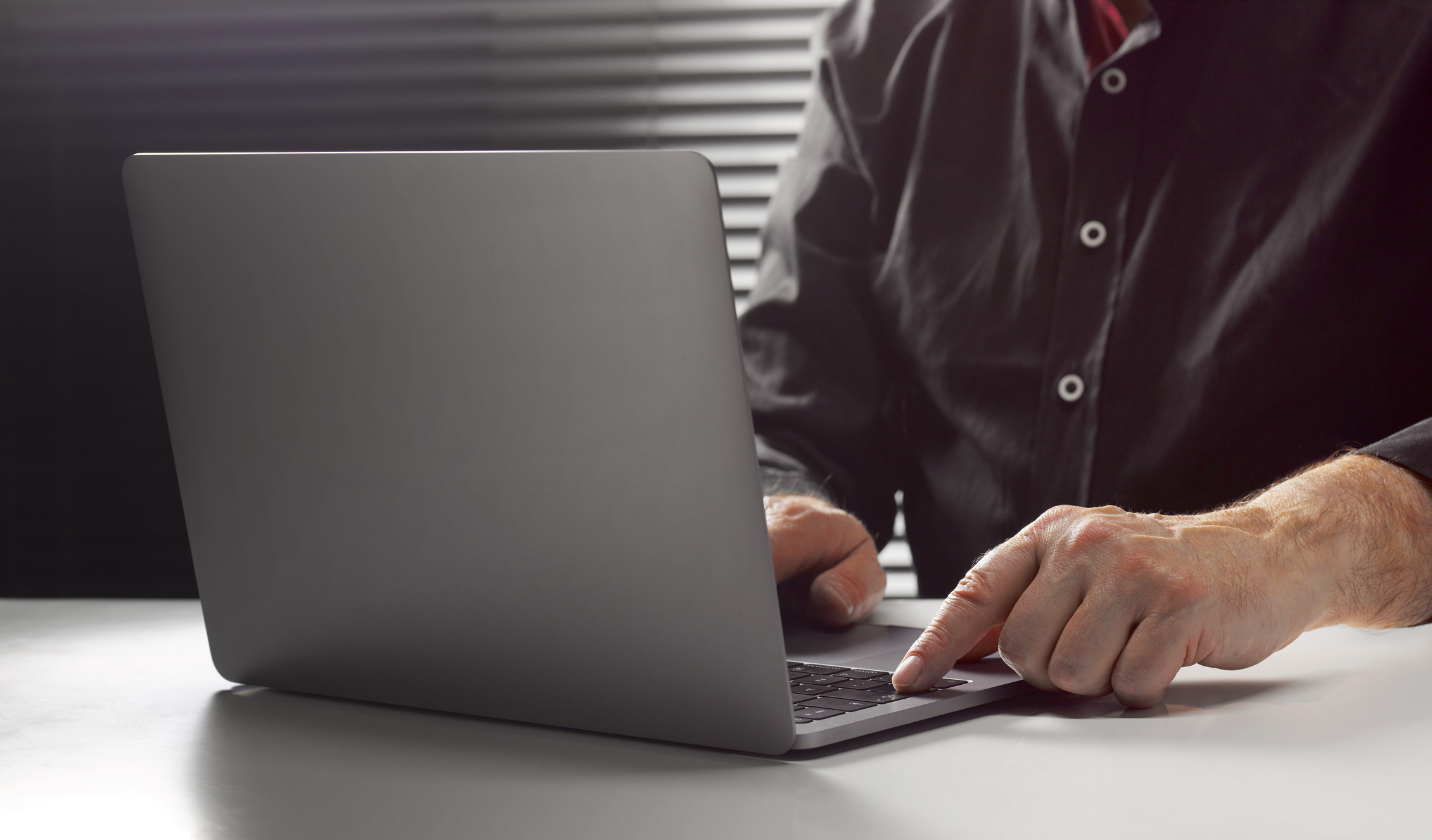 Cum a reușit un bărbat din Timiș să înșele online 250 de persoane. A obținut 25.000 de euro în doar 6 luni, din mila oamenilor