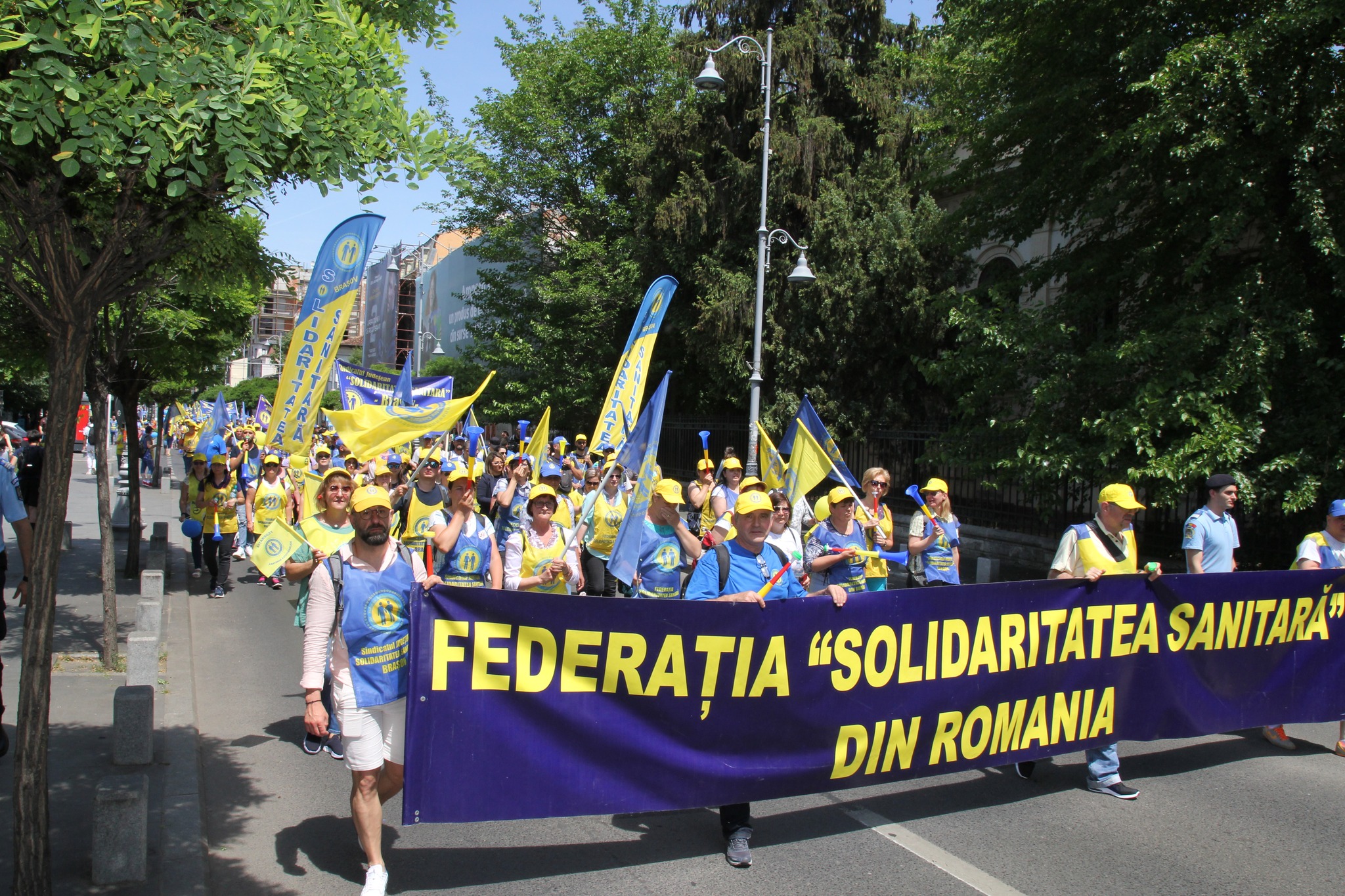 Medicii și asistentele protestează azi în fața spitalelor și dau un ultim avertisment înainte de greva generală