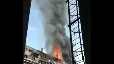 Clădire în flăcări cu degajare de fum