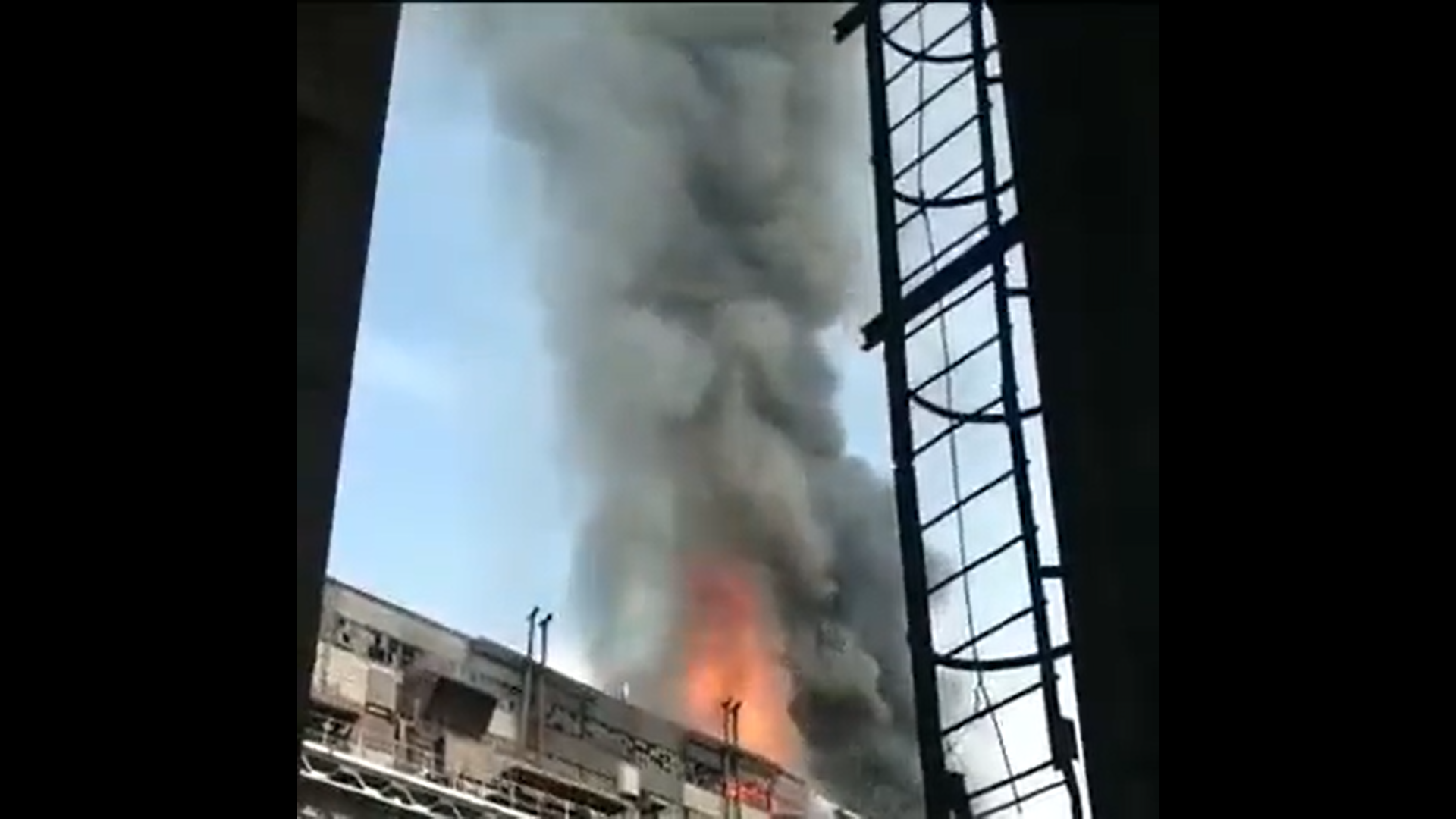 O centrală rusească la granița cu Ucraina a ars ca o torță. Rușii neagă că sursa incendiului a fost o explozie