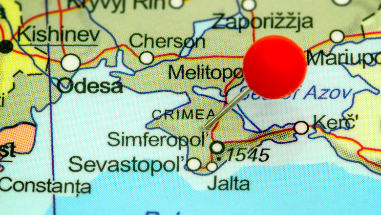 Hartă a Crimeei cu un ac cu capăt roșu înfipt în centrul peninsulei