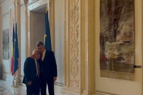 Ciolacu l-a pupat și l-a îmbrățișat pe "nea Petrică" pe holurile Parlamentului