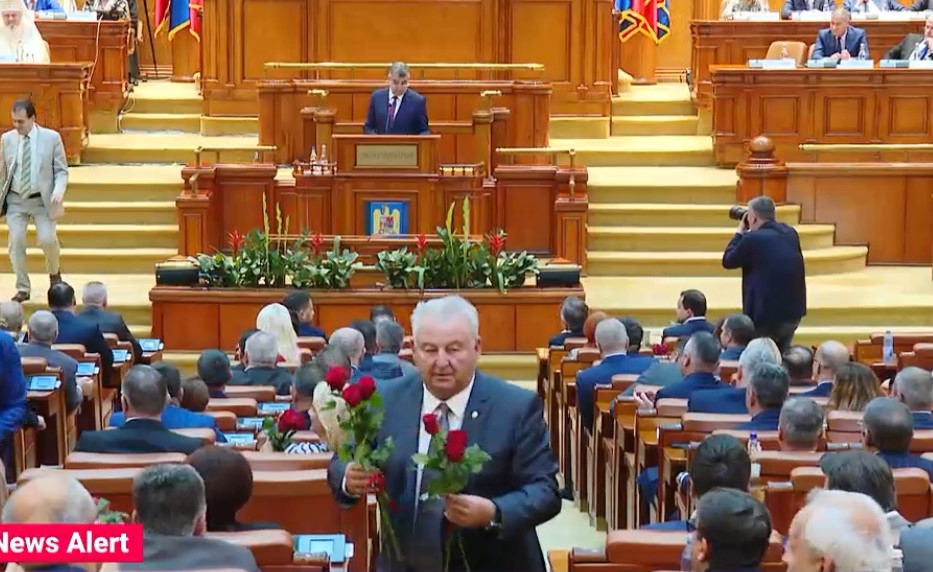 Orban le-a împărțit trandafiri roșii liberalilor, în Parlament. Ciucă: Când ați fost premier cu PSD vă plăceau trandafirii