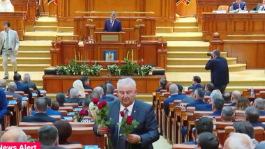 Parlamentarii din Forţa Dreptei, inclusiv liderul partidului, fostul premier Ludovic Orban, au distribuit câte 3 trandafiri roşii liberalilor