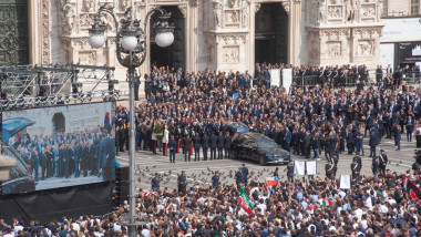 oameni in piata domului din milano la funeraliile de stat ale fostului premier silvio berlusconi