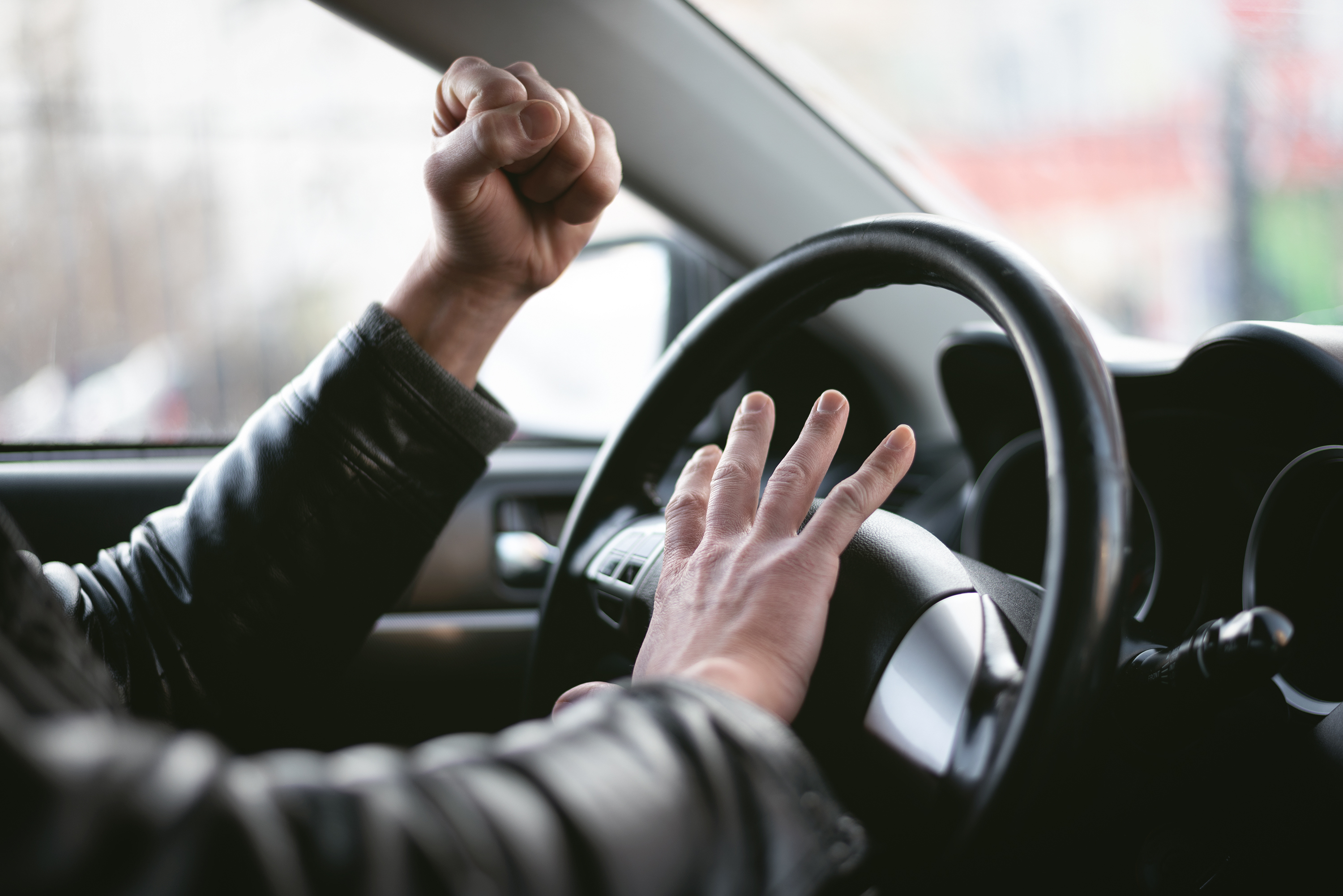 O femeie din Iași a fost bătută și înjurată în plină stradă de un taximetrist. "Mi-a deschis portiera, mi-a băgat pumnul în piept"