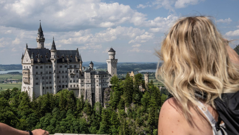 turista langa castelul Neuschwanstein din germania