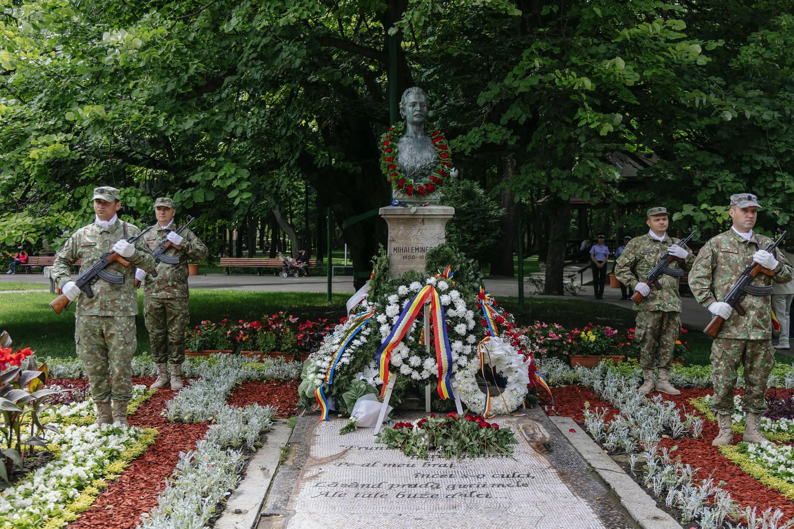 GALERIE FOTO. Mihai Eminescu, comemorat şi omagiat în Parcul Copou din Iași
