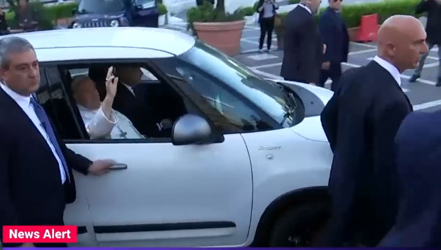 Papa Francisc a fost externat din spital, după nouă zile de la operația abdominală