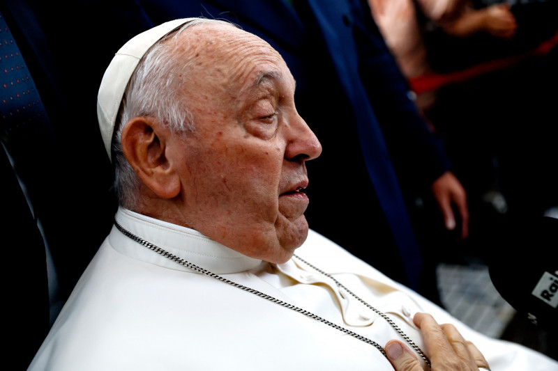 Papa Francesco lascia il policlinico Gemelli di Roma dopo l&#x2019;operazione