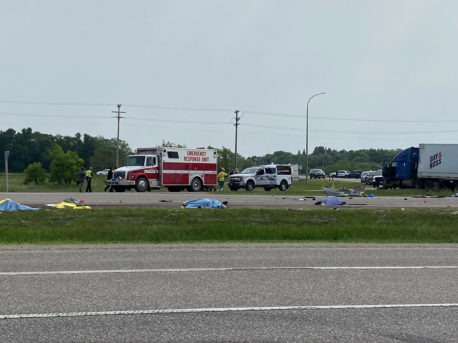 15 morți după ce un camion a lovit un autobuz pe autostradă. Imagini de la locul uneia dintre cele mai mari tragedii rutiere din Canada