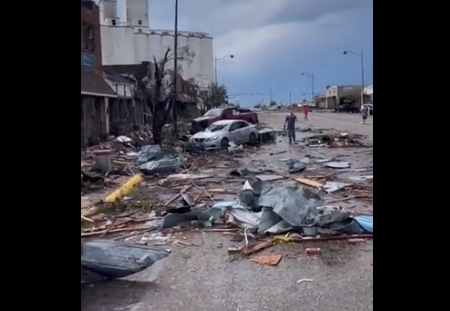 Cel puţin trei persoane au murit şi alte zeci au fost rănite după ce o tornadă a lovit un oraş din Texas
