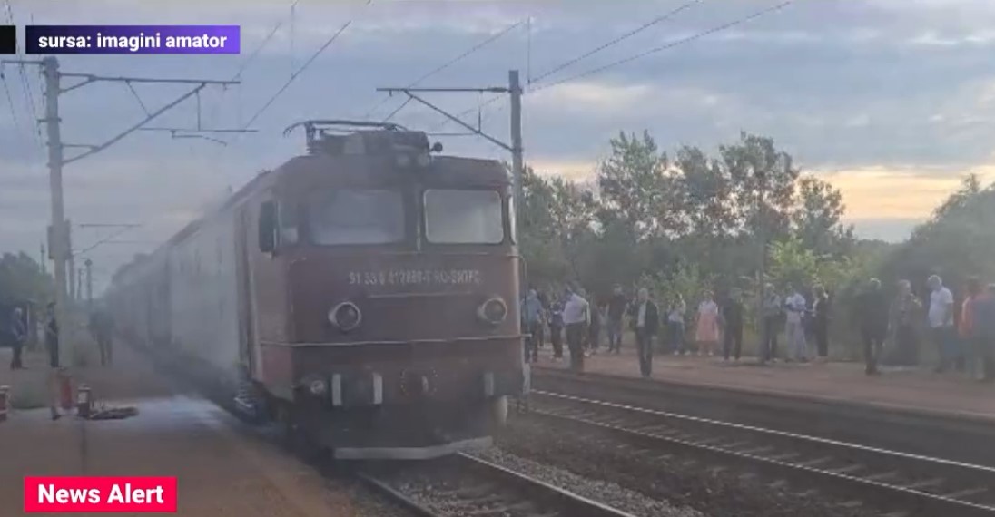 VIDEO Locomotiva unui tren a luat foc, în Prahova