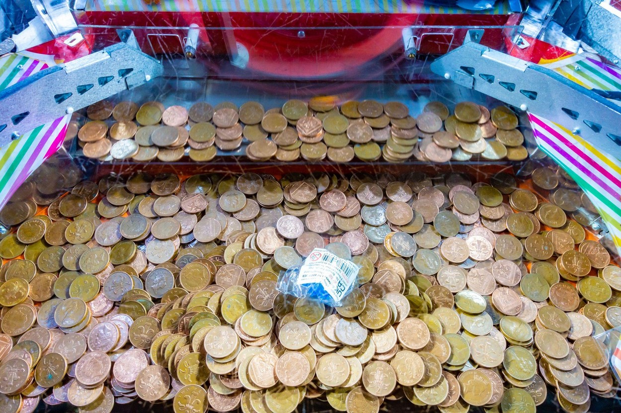Doi soți s-au plictisit să caute moneda de 1 milion de dolari în colecția lor uriașă și o vând pe toată cu 25.000 de dolari