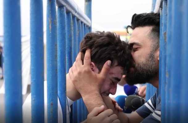 Momentul emoționant în care doi frați se regăsesc după naufragiul din sudul Greciei. Plâng și se îmbrățișează printre porți