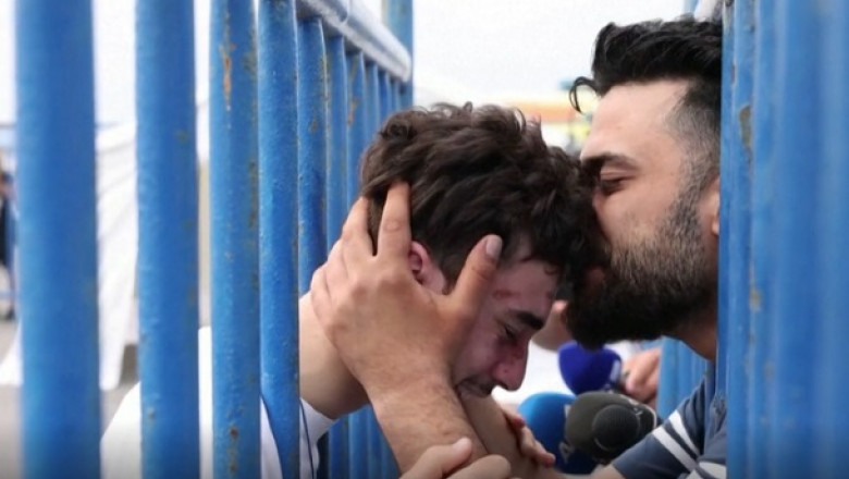 Momentul emoționant în care doi frați se regăsesc după naufragiul din sudul Greciei
