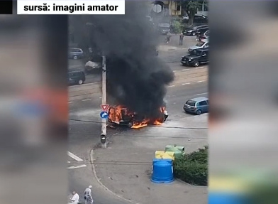 O mașină a luat foc lângă o benzinărie din București