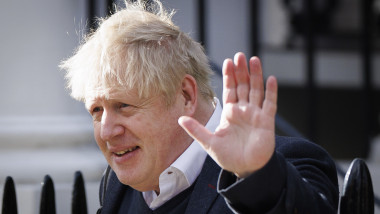 Boris Johnson face cu mâna
