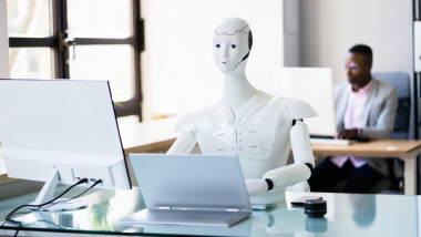 Robot cu inteligență artificială lucrează la birou