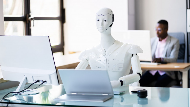 Robot cu inteligență artificială lucrează la birou