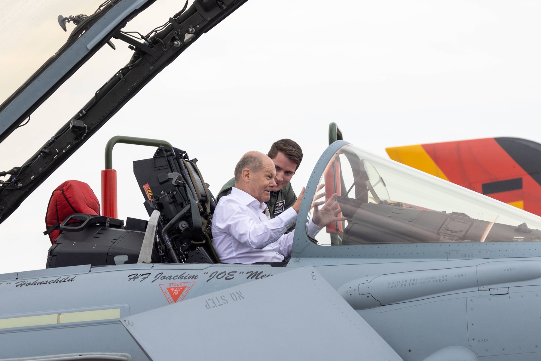 VIDEO. Cancelarul german Olaf Scholz s-a urcat la manșa unui avion de vănătoare Eurofighter