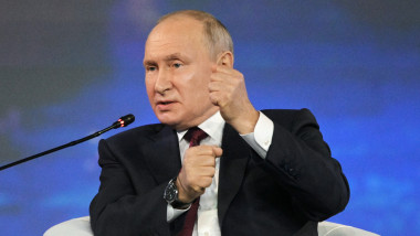 Vladimir Putin gesticulează