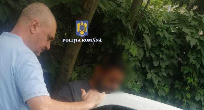 Un bărbat din Giurgiu și-a dat foc la casă și apoi a bătut trei vecini