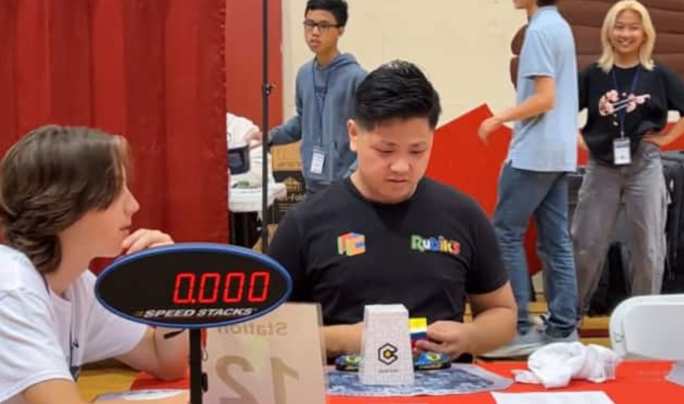 VIDEO Nou record mondial la Cubul Rubik: Un băiat a avut nevoie de doar 3,13 secunde pentru a-l rezolva