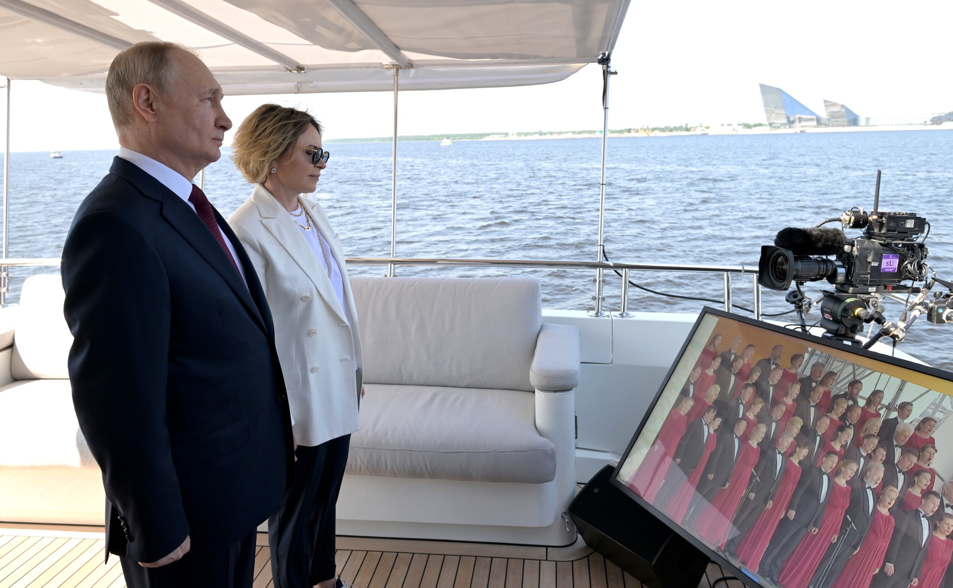 Gazprom i-a ridicat lui Putin drapelele URSS și al imperiului rus, înalte de 180 de metri. Liderul de la Kremlin a privit de pe iaht