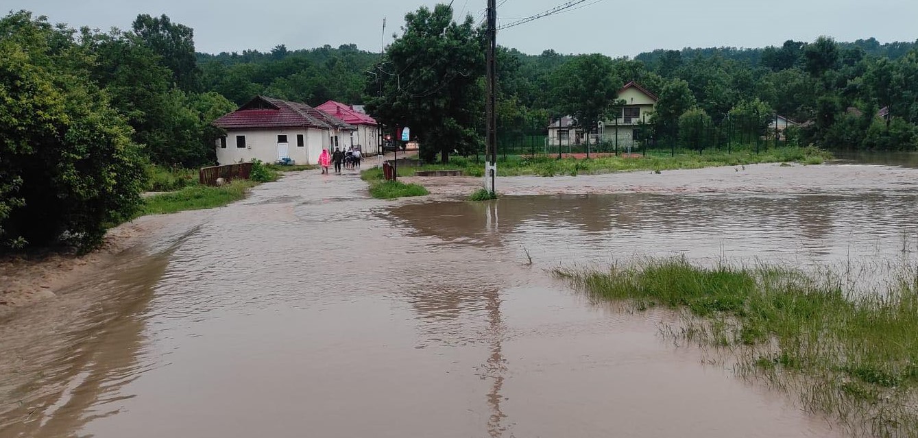 Imaginile dezastrului lăsat în urmă de viituri. Cum arată o comună din Dolj, de unde zeci de oameni au fost evacuați din calea apelor
