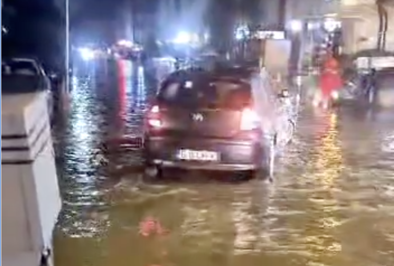 Străzi inundate, copaci căzuți în urma furtunii de sâmbătă seară în București și Ilfov. Patru mașini au fost avariate