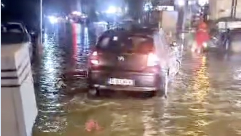 masina pa strada inundata