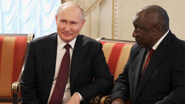 Russian President Vladimir Putin (L) speaking with South Africa's President Cyril Ramaphosa (R)