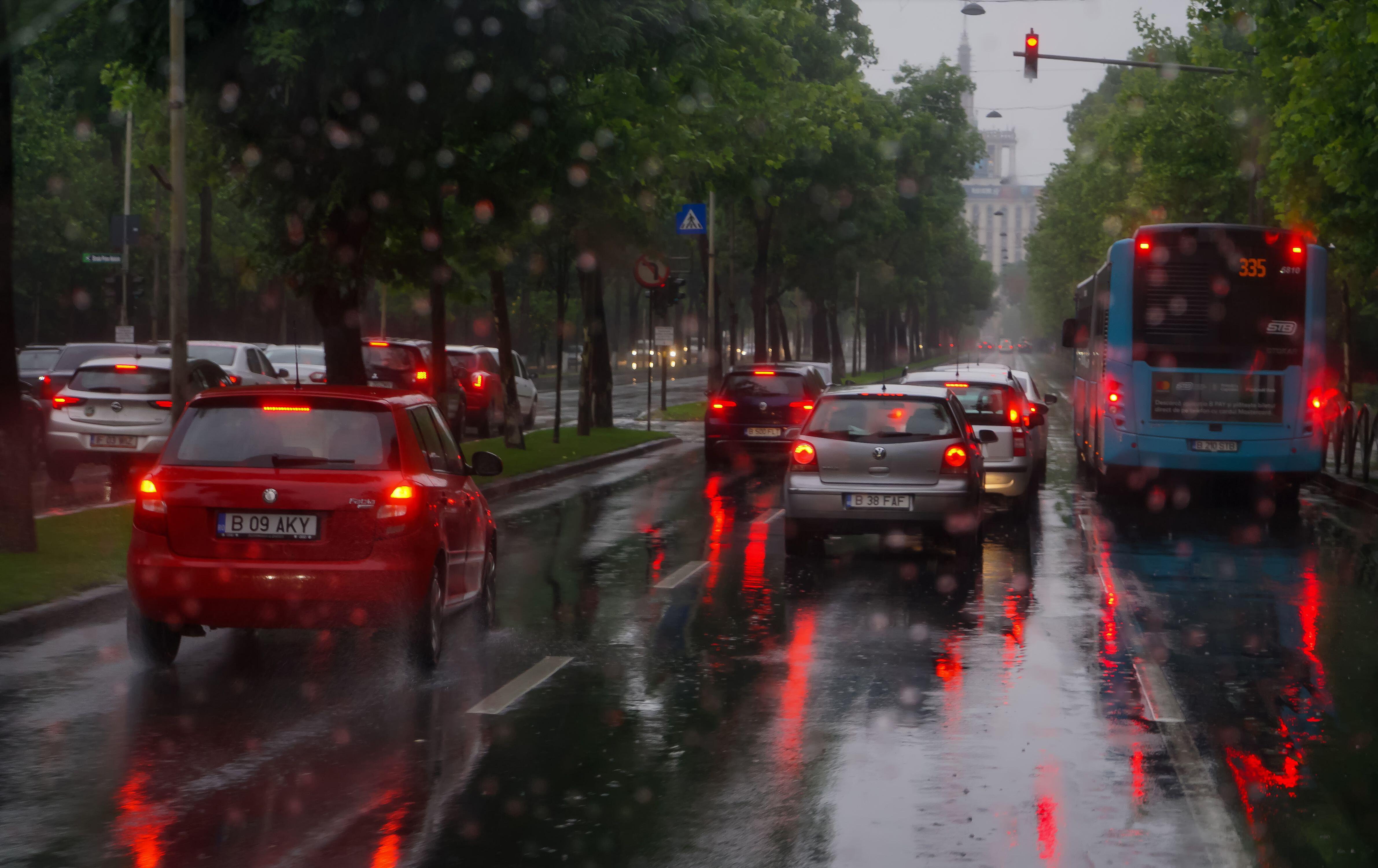 București, vizat de o nouă avertizare meteo, după vijelia de sâmbătă seara