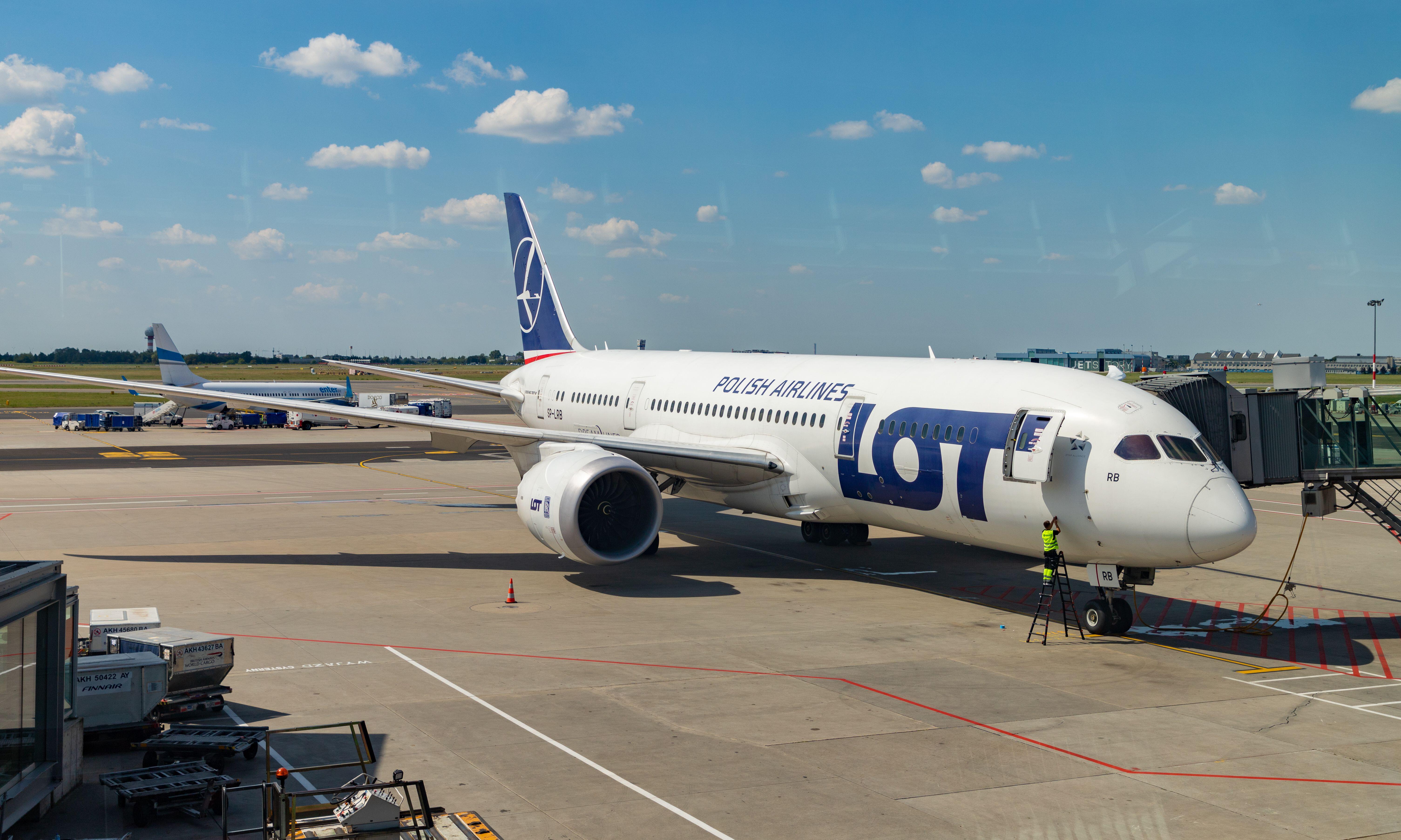 Un avion a aterizat de urgenţă la Bucureşti, după ce unui pasager i s-a făcut rău. Bărbatul a murit