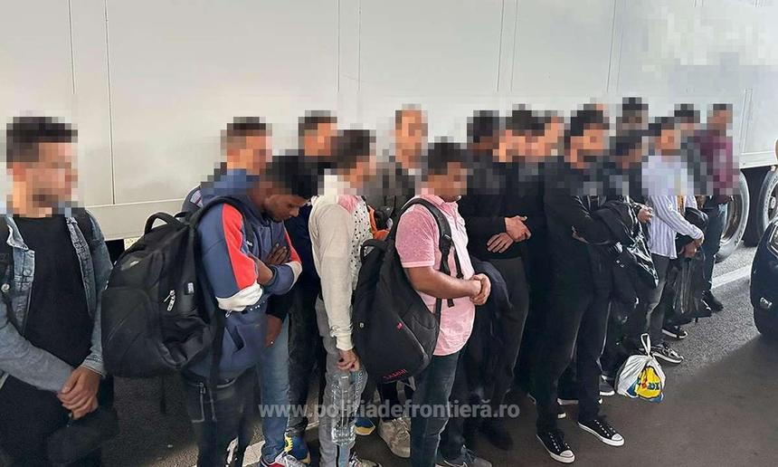 Zeci de migranți, prinși în timp ce încercau să treacă ilegal graniţa în Ungaria. Erau acunși în două microbuze și un TIR