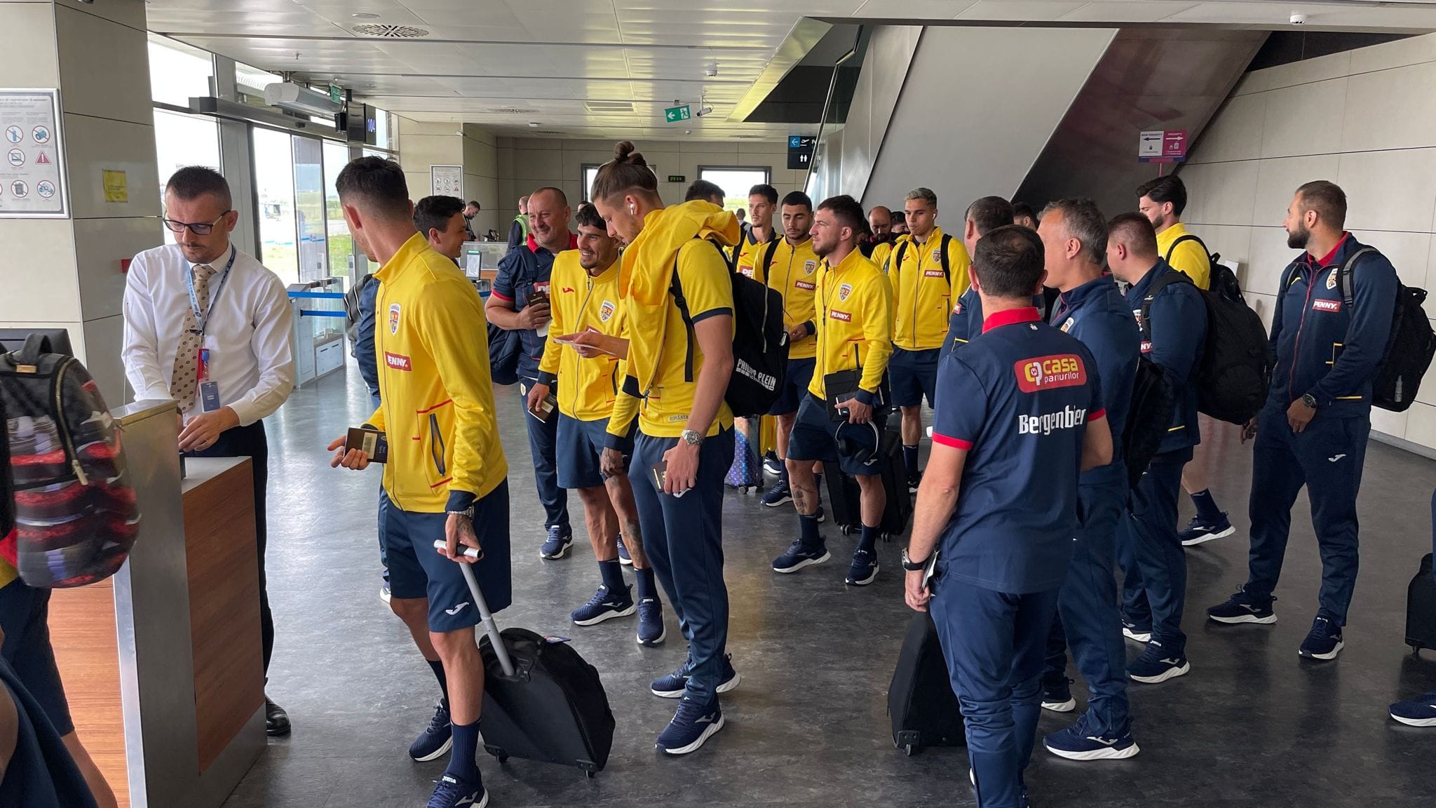 Avionul care trebuia să ducă naţionala de fotbal a României în Elveţia s-a defectat. Cu ce au ajuns „tricolorii” la Zurich