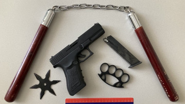 pistol, nunceag, stea ninja, box confiscate de politie viena