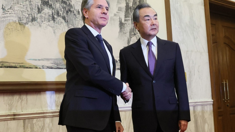 Secretarul de stat american Antony Blinken dă mâna cu șeful diplomației chineze Wang Yi la Beijing, pe 19 iunie 2023.