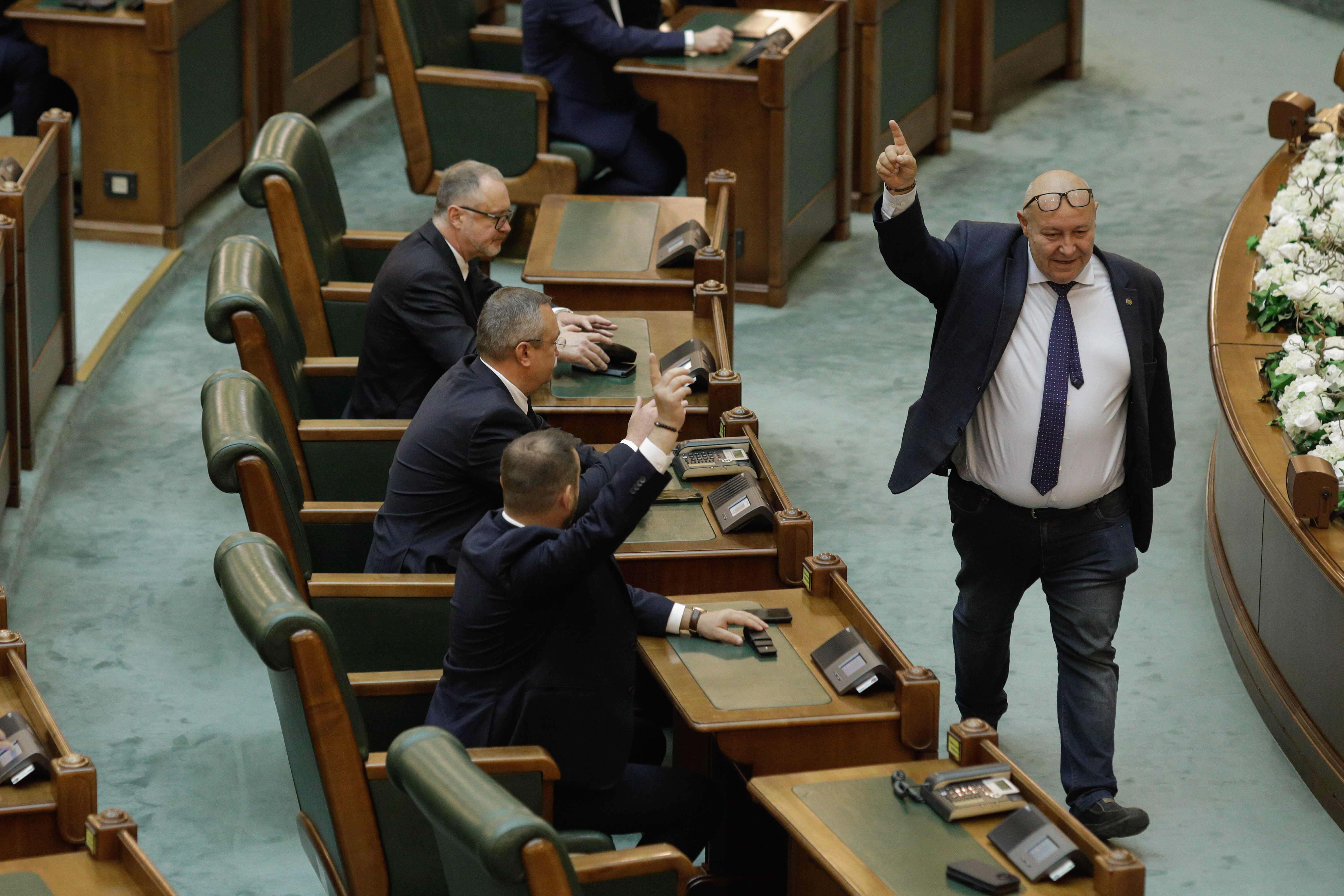 Senatul României dezbate azi prima lege din istorie care nu a cunoscut hârtia