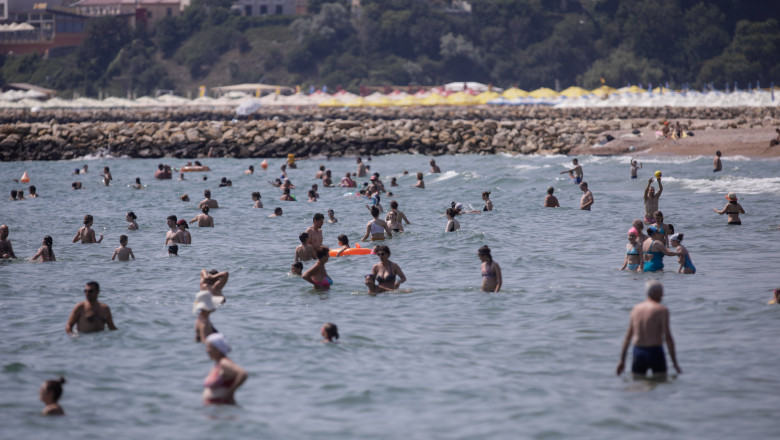Turiști fac baie în Marea Neagră, în dreptul plajei Constanța pe 5 iulie 2020.