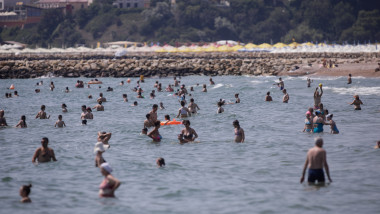 Turiști fac baie în Marea Neagră, în dreptul plajei Constanța pe 5 iulie 2020.