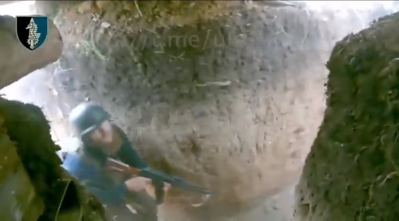 Imagini cumplite cu luptele din tranșee. Un cecen de-al lui Kadîrov este împușcat de la mică distanță de un soldat ucrainean