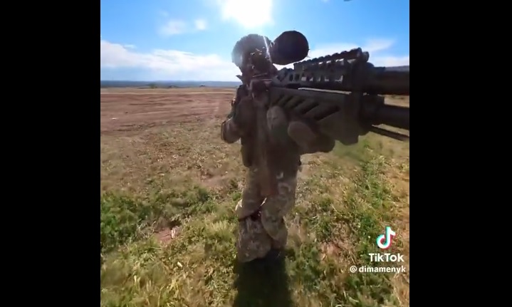 VIDEO. Lunetistul „eco” - ultima inovație a ucrainenilor. Un soldat trage din mers de pe un monociclu electric